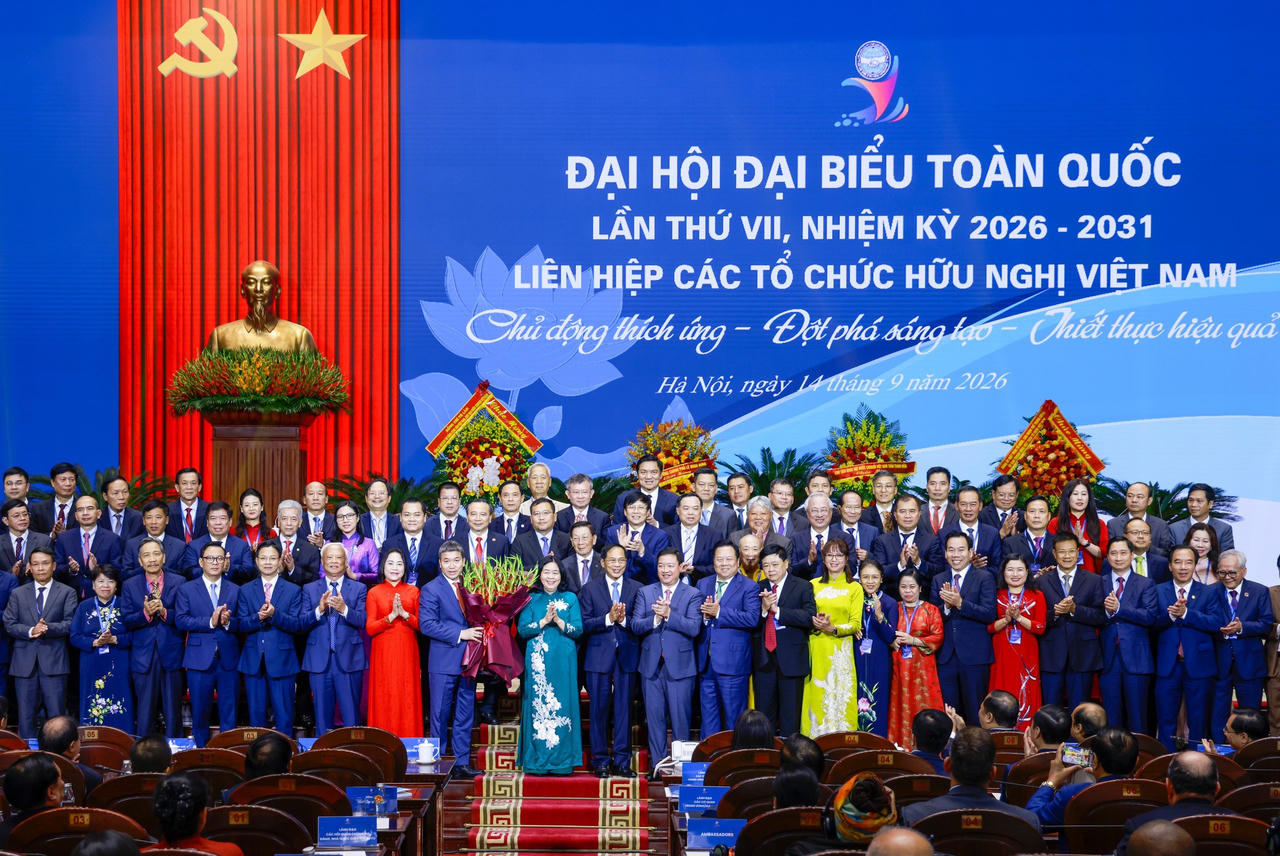 Bà Bùi Thị Minh Hoài - Ủy viên Bộ Chính trị, Bí thư Trung ương Đảng, Bí thư Đảng ủy MTTQ, các đoàn thể Trung ương, Chủ tịch Ủy ban Trung ương MTTQ Việt Nam tặng hoa chúc mừng Ban Chấp hành Liên hiệp các tổ chức hữu nghị Việt Nam khóa VII. Ảnh: Quang Vinh