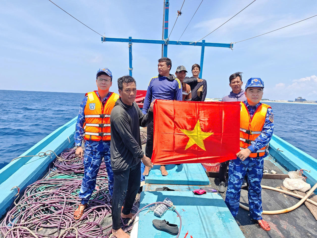 Trong tháng cao điểm, tàu duy trì 100% quân số trực canh, tổ chức đi ca quan sát 24/7, vừa kiên quyết ngăn chặn các hành vi vi phạm IUU, vừa sẵn sàng thực hiện nhiệm vụ tìm kiếm cứu nạn ngay khi có lệnh (ảnh Vân Anh)