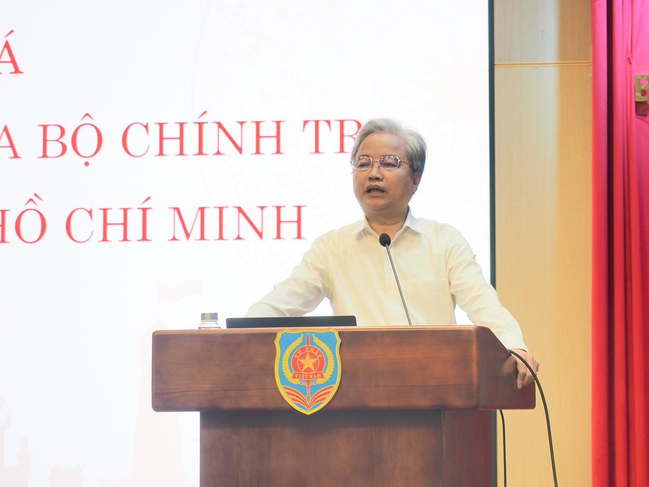 Đồng chí Nguyễn Quang Thái, Phó Bí thư chuyên trách Đảng uỷ Bộ Tư pháp đã trình bày những điểm mới đột phá trong Chỉ thị số 07-CT/TW của Bộ Chính trị về “Đẩy mạnh học tập, thực hành tư tưởng, đạo đức, phương pháp, phong cách Hồ Chí Minh trong giai đoạn phát triển mới”.