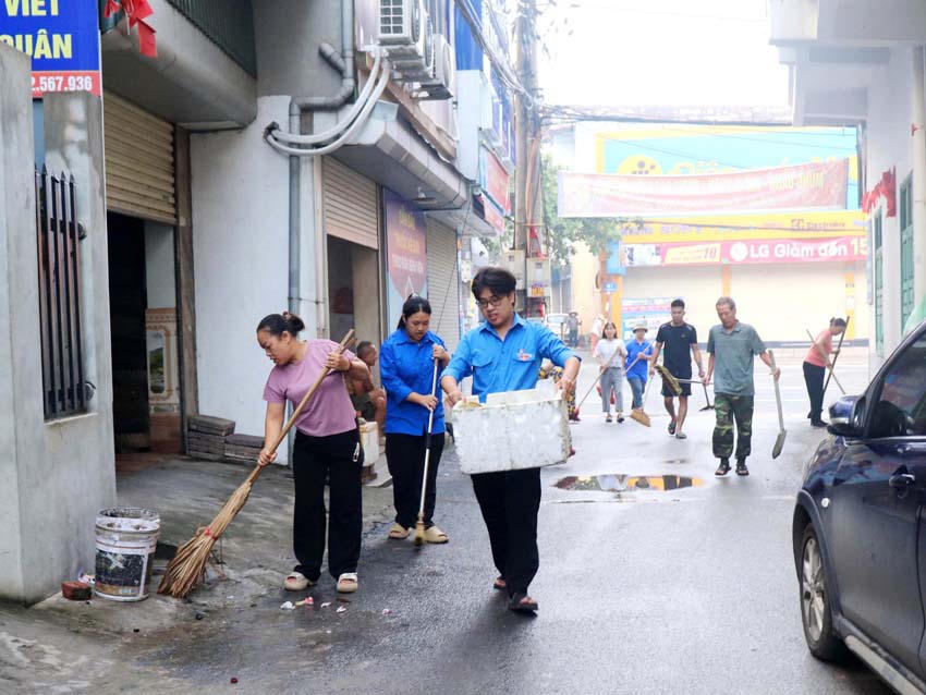Người dân Vĩnh Yên ra quân vệ sinh môi trường. (ảnh: Thu Hằng)