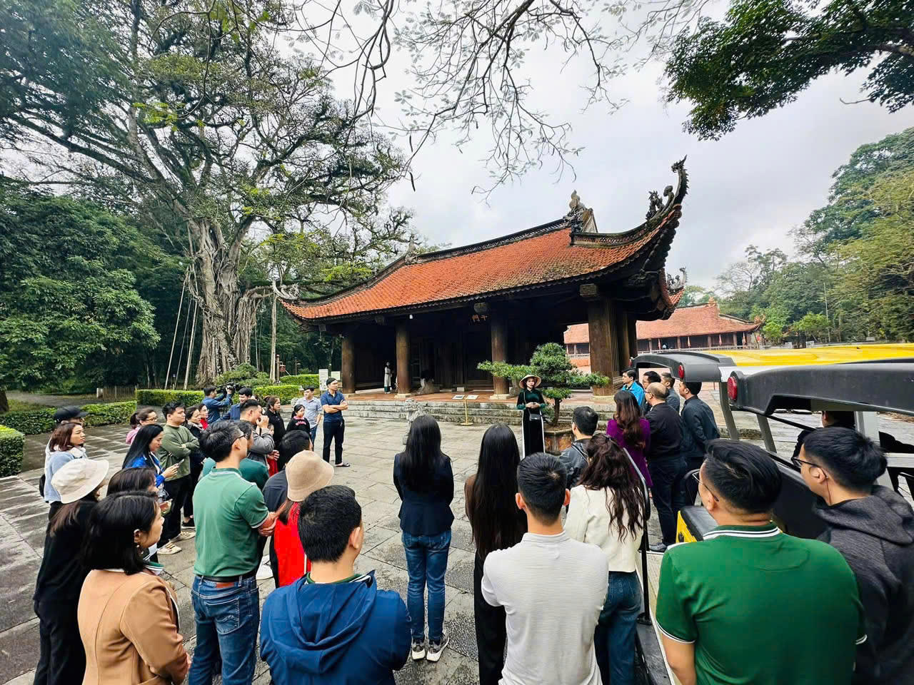 Du khách trải nghiệm không gian văn hóa và các hoạt động cộng đồng tại Lễ hội Lam Kinh (Ảnh: Thiên Ý).