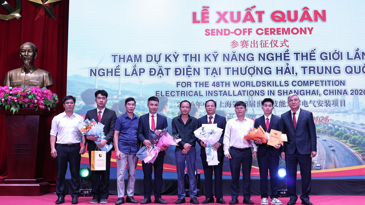 Đạo diện các nhà tài trợ tặng hoa chúc mừng (Ảnh: Hữu Trường).