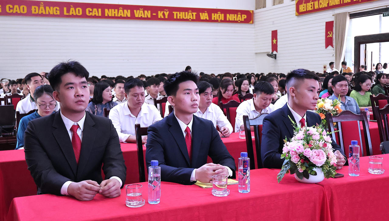 Thí sinh Đặng Văn Vị (ngồi giữa) là đại diện chính thức tham dự Kỳ thi Kỹ năng nghề thế giới lần thứ 48 (Ảnh: Hữu Trường)