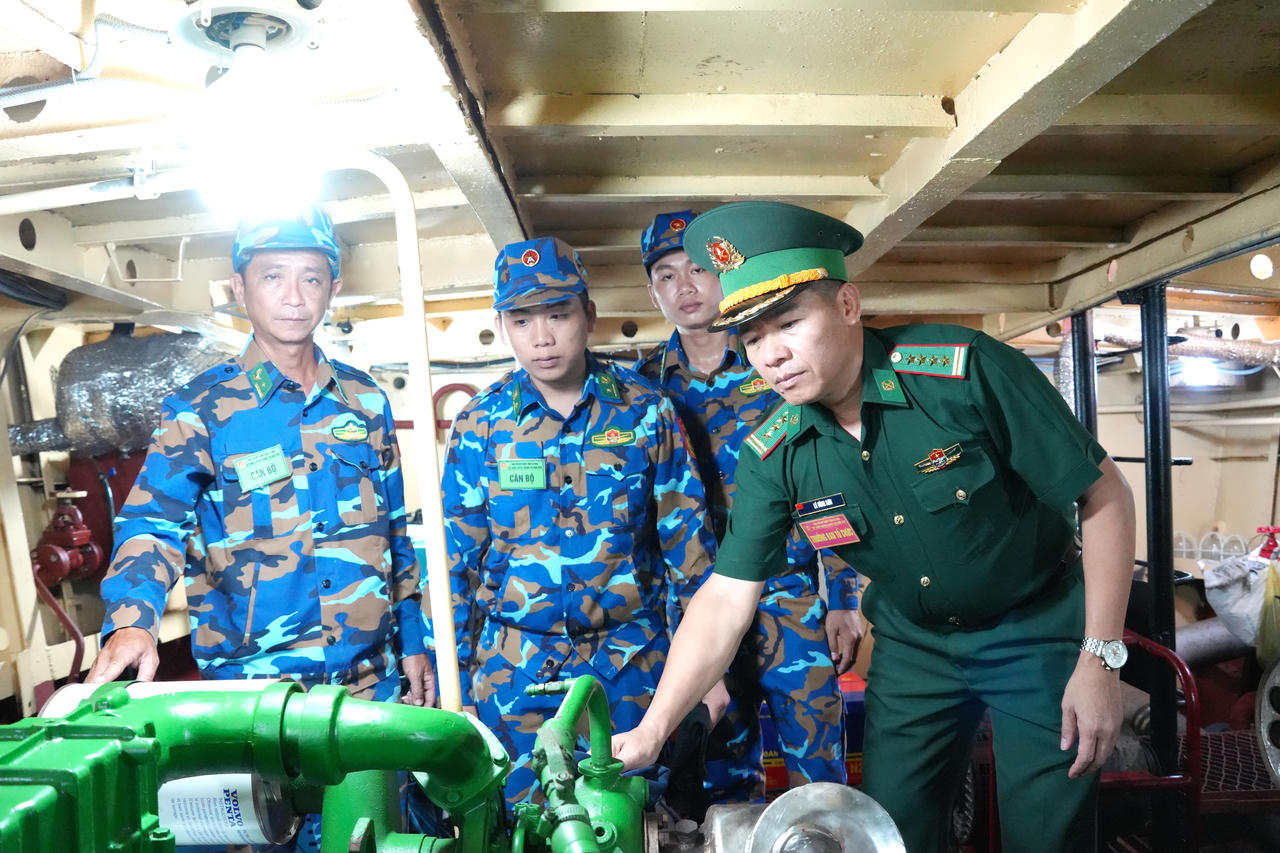 Đại tá Lê Đình Sơn kiểm tra công tác bảo dưỡng trang bị kỹ thuật trên tàu BP 19-11-02 thuộc Hải đội Biên phòng 1 (Ảnh: H.T).