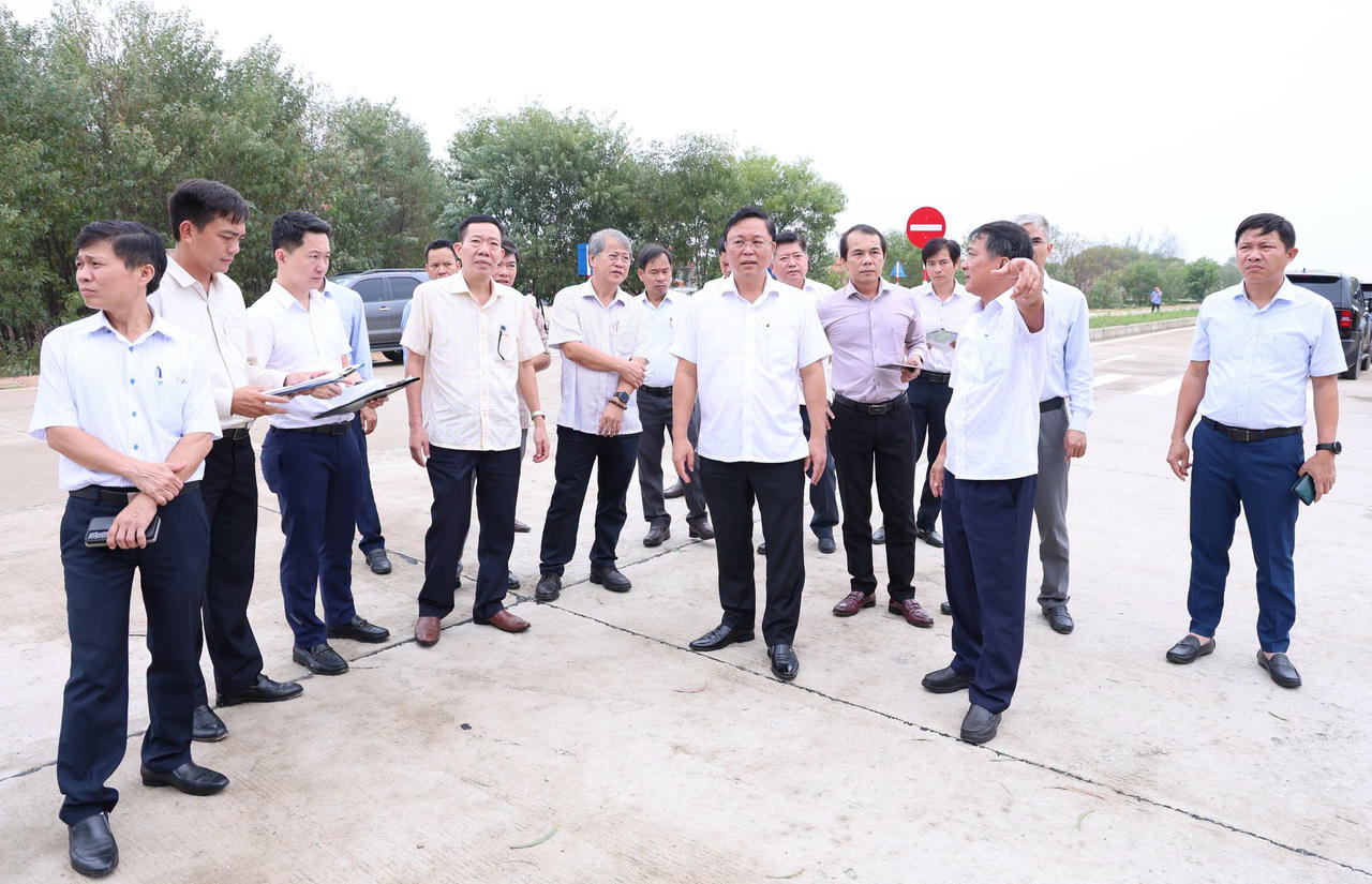 Từ khảo sát thực tế, thành phố Huế định hướng mở rộng không gian du lịch biển gắn với kết nối giao thông liên vùng (Ảnh: T.B)