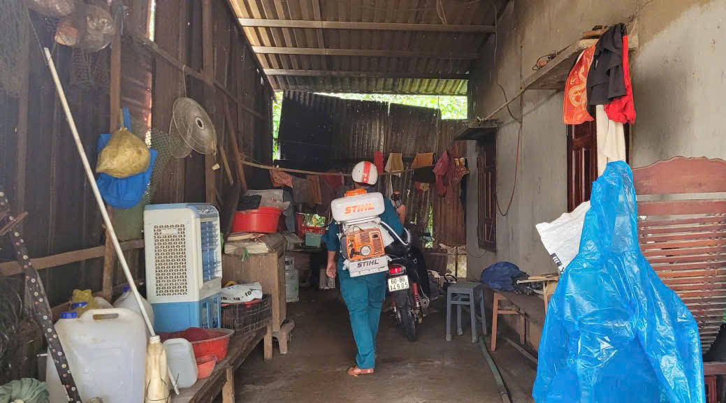 Nhân viên Trạm Y tế Bù Đăng phun hóa chất xử lý ổ dịch SXH. 