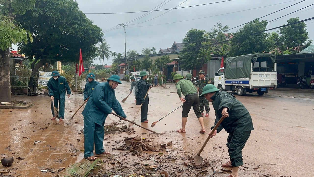 Ấm lòng màu áo xanh giữa ngổn ngang bùn, nước sau lũ ở Quảng Trị