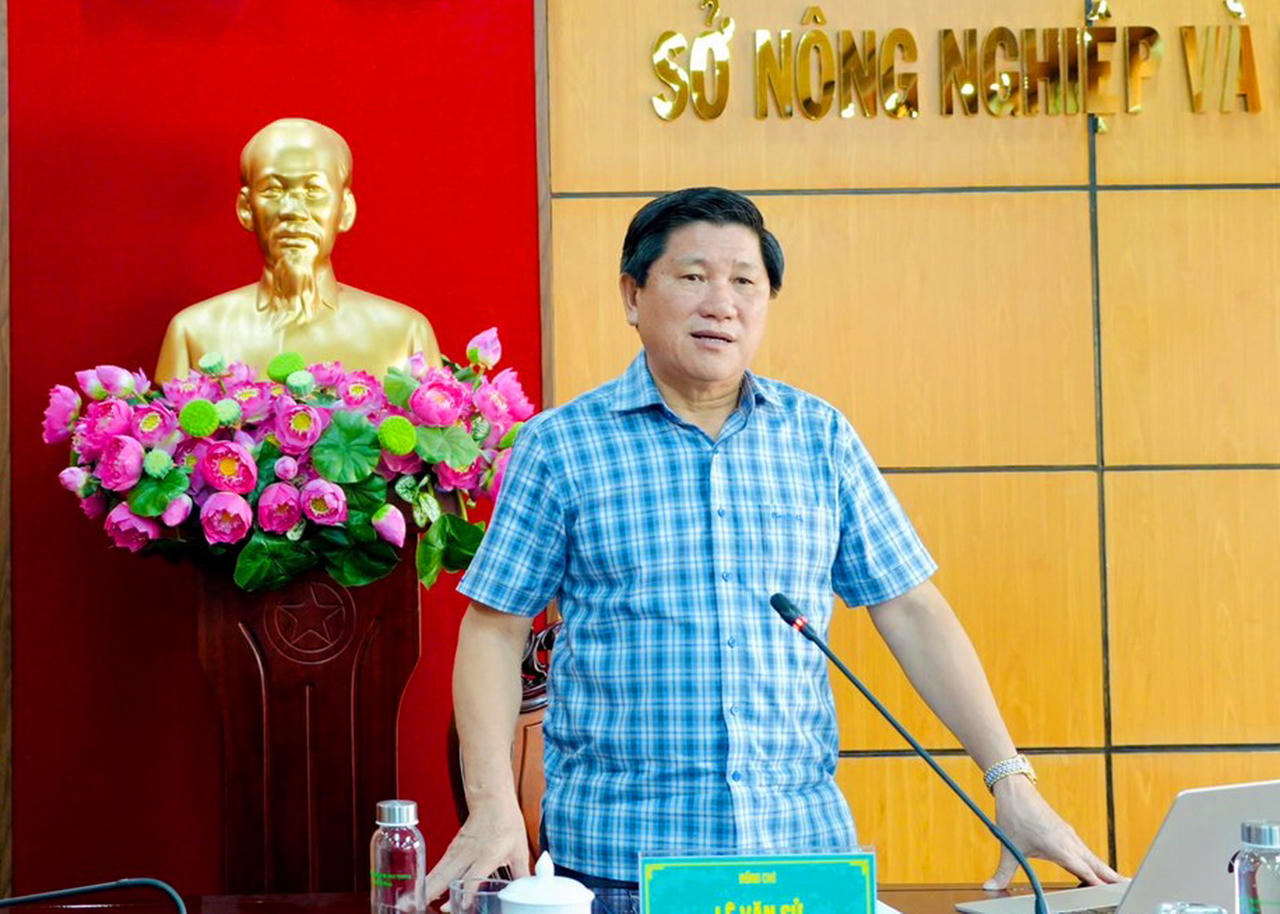 Ông Lê Văn Sử - Phó Chủ tịch UBND tỉnh Cà Mau yêu cầu các ngành, địa phương không chủ quan, rà soát cụ thể từng địa bàn, từng lĩnh vực để xây dựng phương án ứng phó sát thực tế (Ảnh: M.T).