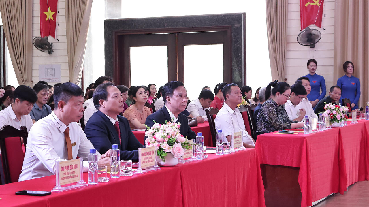 Các đại biểu tham dự buổi lễ (Ảnh: Hữu Trường).