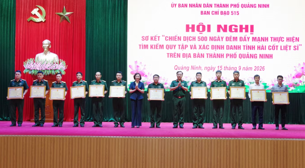 Quảng Ninh sơ kết chiến dịch 500 ngày đêm tìm kiếm, quy tập và xác định danh tính hài cốt liệt sĩ, hoàn thành khai quật 803 mộ, lấy 713 mẫu sinh phẩm ADN. Thành phố khen thưởng 15 tập thể, 26 cá nhân tiêu biểu. (Ảnh: Cổng TTĐT Quảng Ninh)