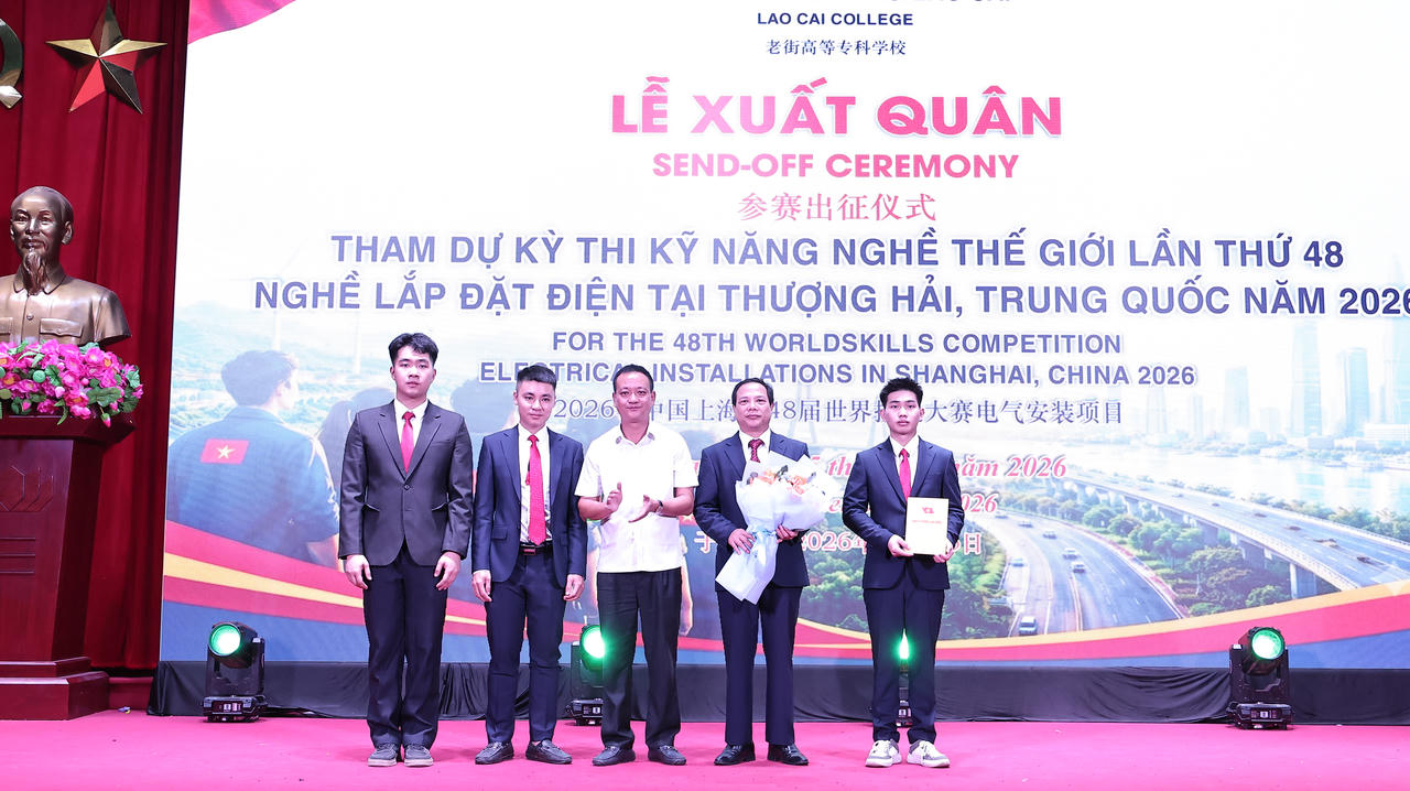 Lãnh đạo phường Cam Đường tặng hoa chúc mừng (Ảnh: Hữu Trường).