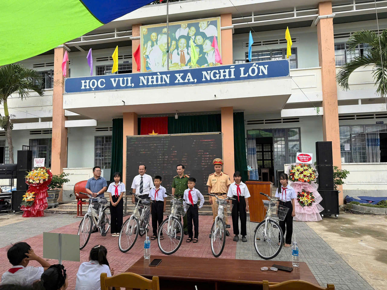 Học sinh được trao tặng xe đạp trong hoạt động tuyên truyền an toàn giao thông tại trường học. (Ảnh: BTC)