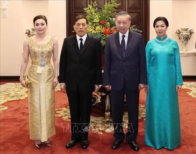 Tổng Bí thư, Chủ tịch nước Tô Lâm và Phu nhân Ngô Phương Ly với Nhà vua Thái Lan Maha Vajiralongkorn Phra Vajiraklaochaoyuhua và Hoàng hậu Suthida Bajrasudhabimalalakshana. Ảnh: Thống Nhất/TTXVN