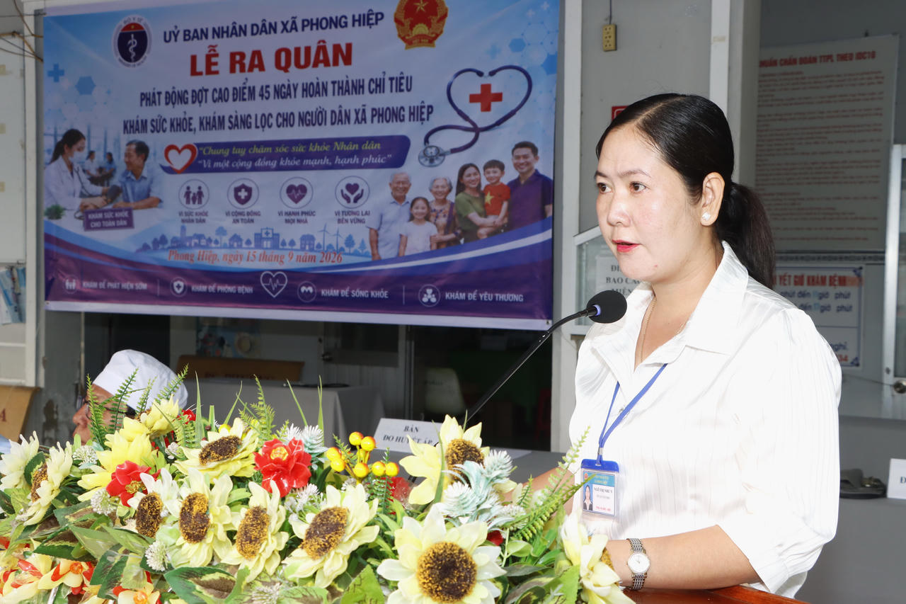 Bà Ngô Thị Như Ý - Phó Chủ tịch UBND xã Phong Hiệp, phát động đợt cao điểm 45 ngày hoàn thành chỉ tiêu khám sức khỏe, khám sàng lọc cho người dân (Ảnh: T.N).