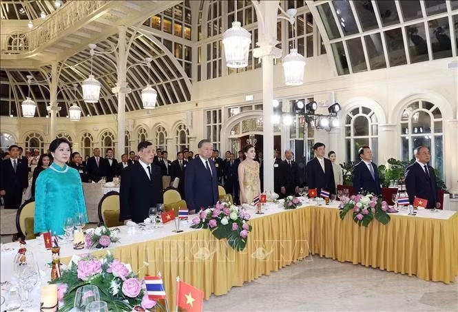Tổng Bí thư, Chủ tịch nước Tô Lâm và Phu nhân Ngô Phương Ly cùng Nhà vua Thái Lan Maha Vajiralongkorn Phra Vajiraklaochaoyuhua và Hoàng hậu Suthida Bajrasudhabimalalakshana với các đại biểu thực hiện nghi thức chào cờ. Ảnh: Thống Nhất/TTXVN