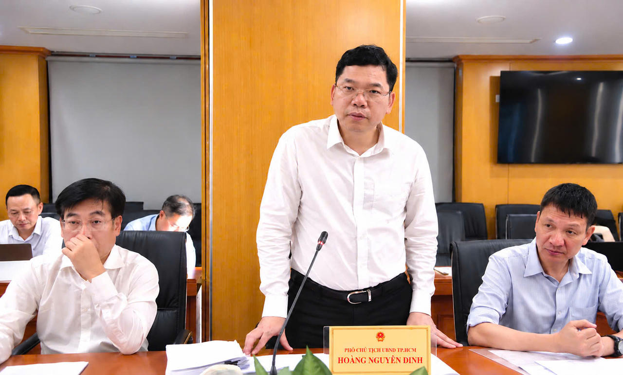 Phó Chủ tịch UBND TP HCM, ông Hoàng Nguyên Dinh phát biểu. 