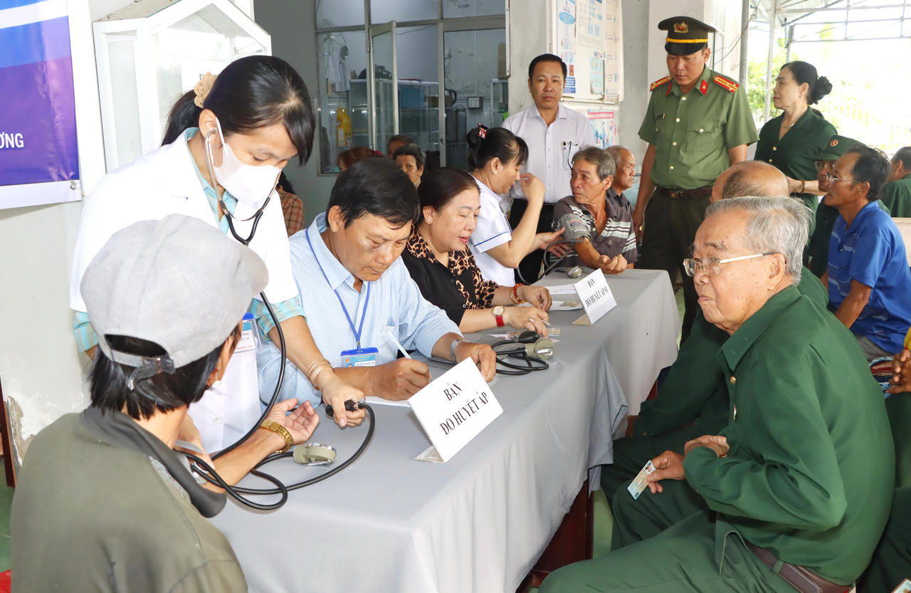 Cô, chú cựu chiến binh khám sức khỏe để được theo dõi, quản lý và cập nhật thông tin vào hồ sơ sức khỏe điện tử (Ảnh: T.N).