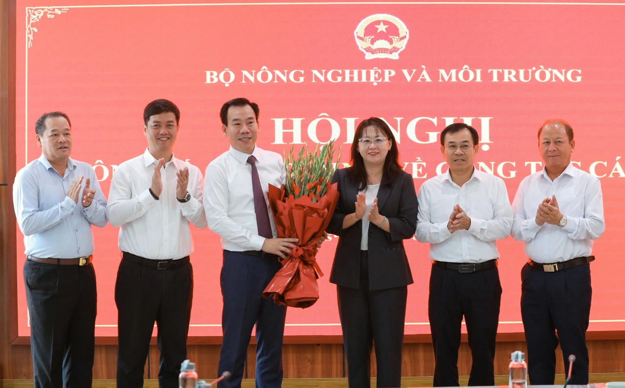 Bà Giàng Thị Dung - Phó Bí thư Tỉnh ủy, Trưởng Đoàn đại biểu Quốc hội tỉnh cùng lãnh đạo các ban, ngành tặng hoa chúc mừng ông Dương Đức Huy. (Ảnh: Báo Lào Cai).