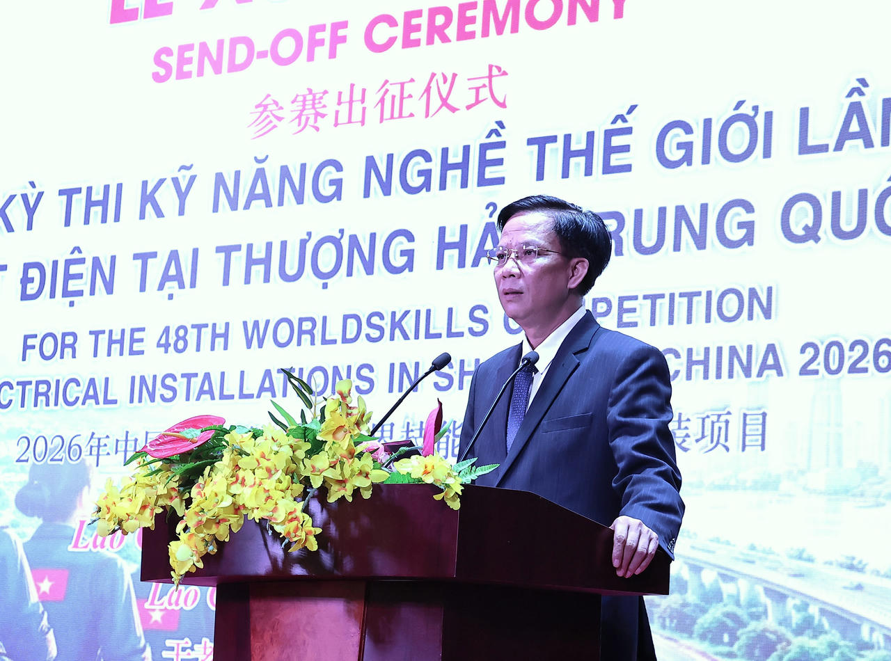 Ông Hoàng Quang Đạt - Hiệu trưởng Trường Cao đẳng Lào Cai phát biểu độngv iên thí sinh và các thành viên đoàn lên đường tham dự kỳ thi tại Thượng Hải (Ảnh: Hữu Trường).