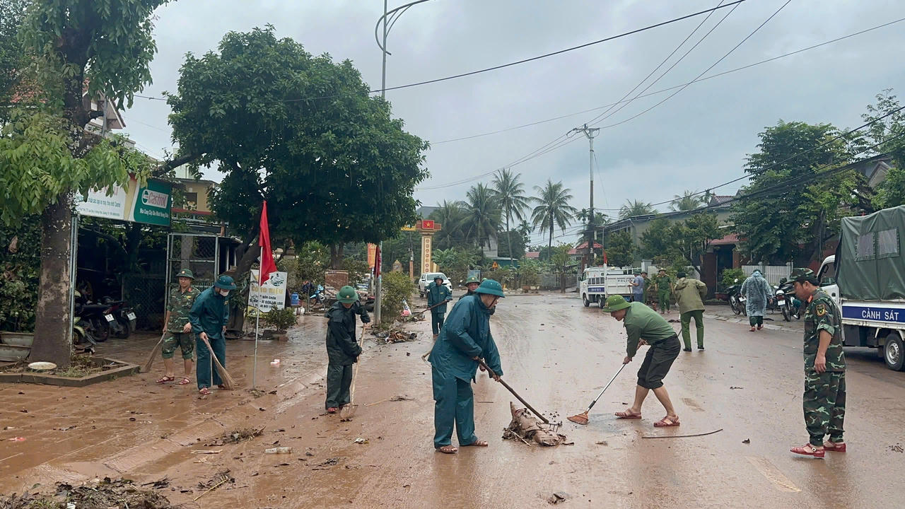 Ấm lòng màu áo xanh giữa ngổn ngang bùn, nước sau lũ ở Quảng Trị