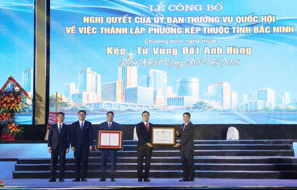 Đồng chí Nguyễn Việt Oanh, Phó Bí thư Tỉnh ủy, Chủ tịch HĐND tỉnh Bắc Ninh trao Nghị quyết của Ủy ban Thường vụ Quốc hội thành lập phường Kép.