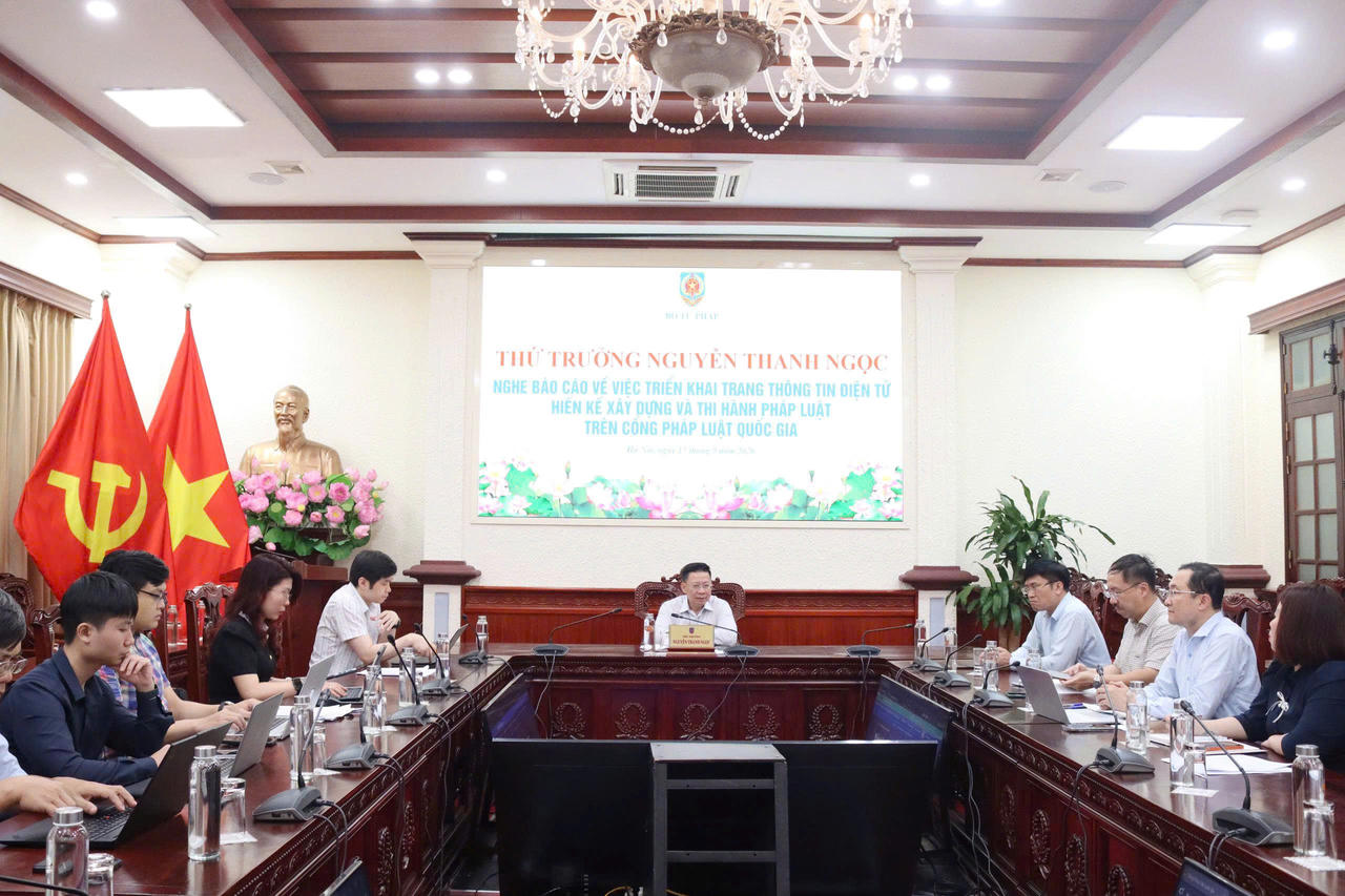 Phát huy trí tuệ toàn dân vào công cuộc xây dựng và thi hành pháp luật