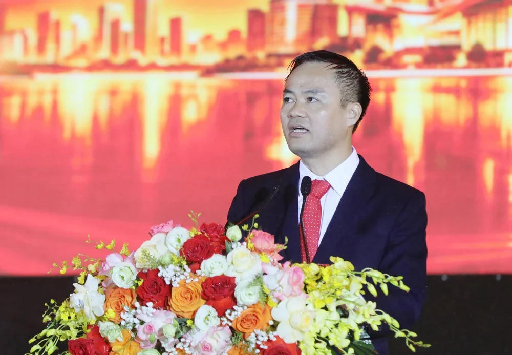 Đồng chí Phạm Công Toản, Bí thư Đảng ủy, Chủ tịch HĐND xã Kép phát biểu tại buổi lễ công bố  Nghị quyết của Ủy ban Thường vụ Quốc hội về việc thành lập phường Kép, tối ngày 14/9.