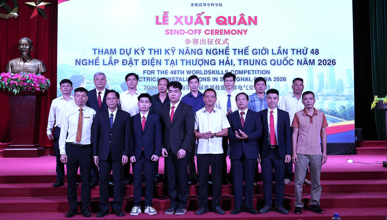Các đại biểu chụp ảnh lưu niệm cùng đoàn (Ảnh: Hữu Trường).