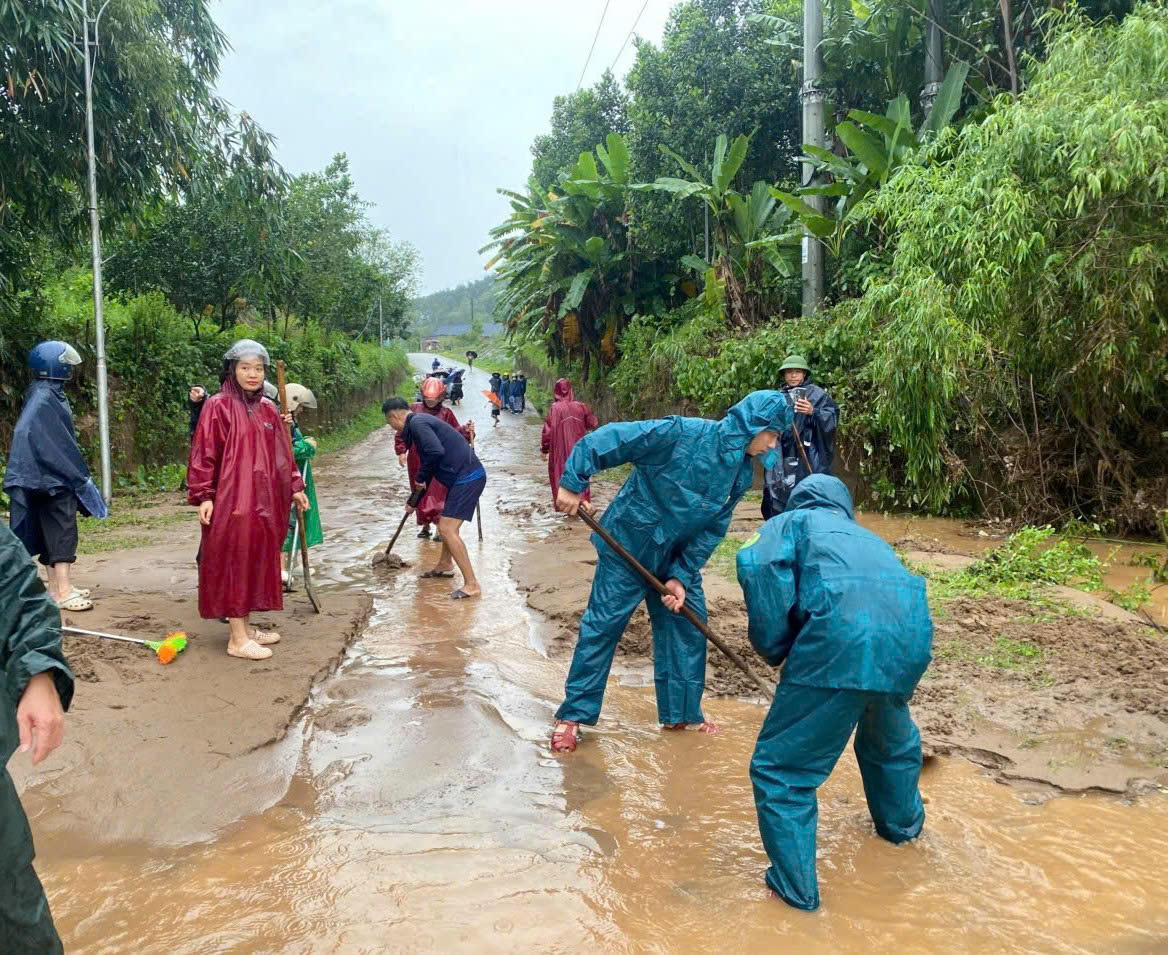 Ấm lòng màu áo xanh giữa ngổn ngang bùn, nước sau lũ ở Quảng Trị