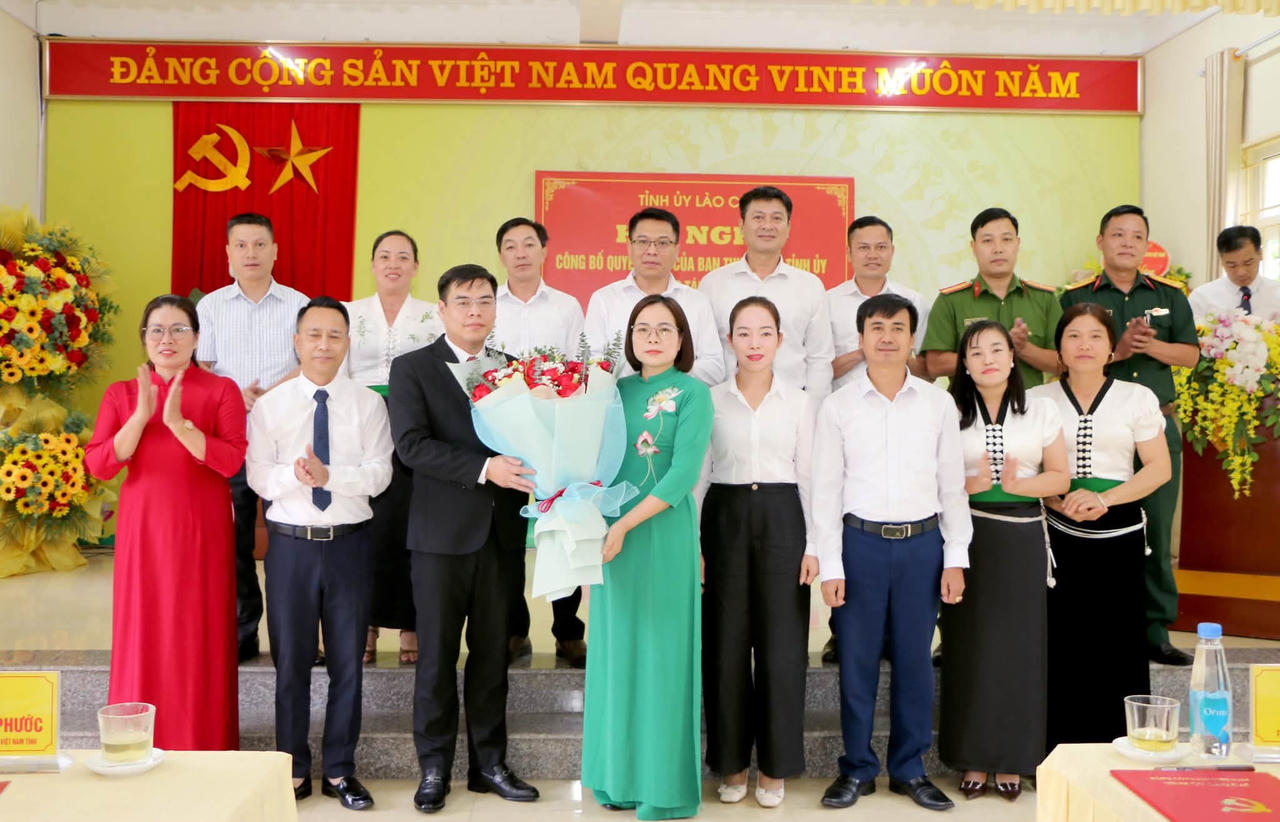 Các đại biểu tặng hoa chúc mừng tân Bí thư Đảng ủy xã Gia Hộ (Ảnh: Tuổi trẻ Lào Cai)