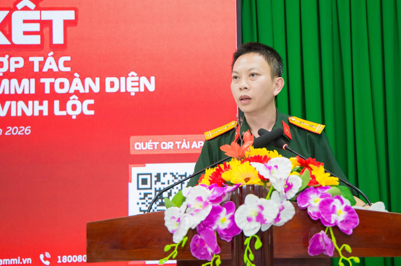 Trung tá Nguyễn Huy Quang, Giám đốc Viettel Huế phát biểu tại buổi lễ. (Ảnh: UBND xã Vinh Lộc) 