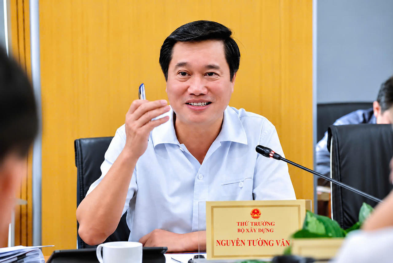Thứ trưởng Bộ Xây dựng Nguyễn Tường Văn phát biểu. 