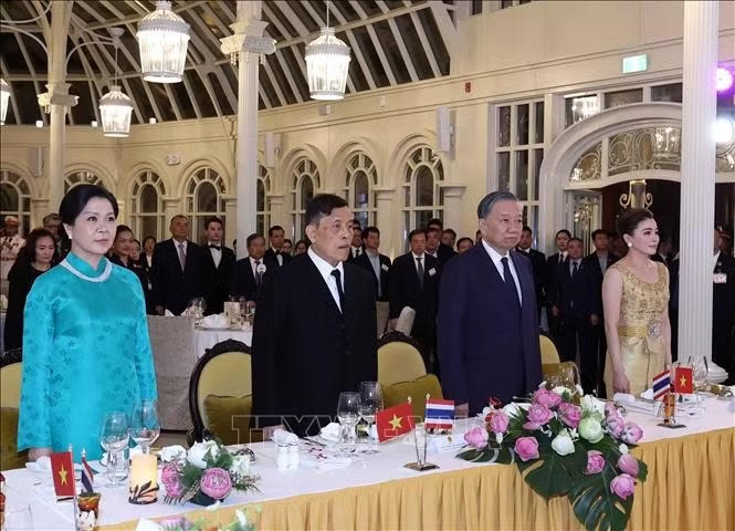 Tổng Bí thư, Chủ tịch nước Tô Lâm và Phu nhân Ngô Phương Ly cùng Nhà vua Thái Lan Maha Vajiralongkorn Phra Vajiraklaochaoyuhua và Hoàng hậu Suthida Bajrasudhabimalalakshana với các đại biểu thực hiện nghi thức chào cờ. Ảnh: Thống Nhất/TTXVN