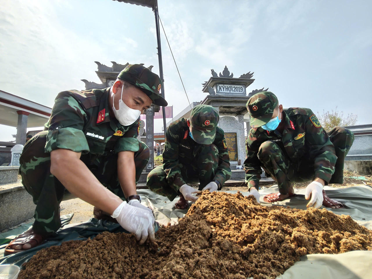 Các lực lượng tiến hành công tác cất bốc; các hài cốt sau đó được đưa về Nghĩa trang liệt sĩ xã Hiệp Đức (Ảnh: Vân Anh)