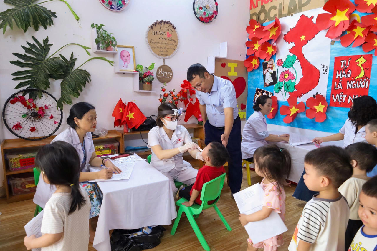 Khám sức khỏe học sinh tại Nhóm, lớp mầm non Việt - Hàn, phường Khương Đình, TP Hà Nội. (Ảnh: soyte.hanoi.gov.vn)