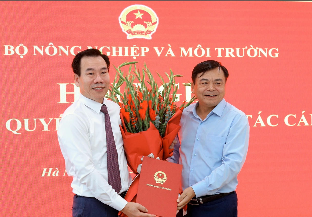  Thứ trưởng Bộ Nông nghiệp và Môi trường Nguyễn Hoàng Hiệp trao Quyết định và tặng hoa chúc mừng tân Cục trưởng Cục Trồng trọt và Bảo vệ thực vật Dương Đức Huy (Ảnh: Báo Lào Cai).