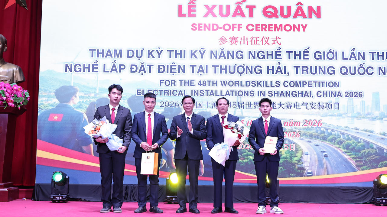 Lãnh đạo Trường Cao đẳng Lào Cai tặng hoa chúc mừng (Ảnh: Hữu Trường).