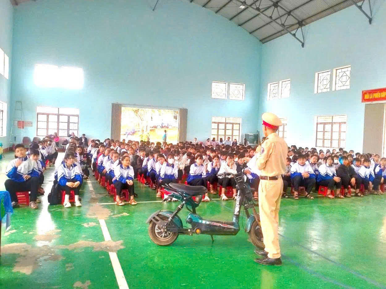 Hoạt động tuyên truyền được tổ chức trực quan, giúp học sinh nhận biết và ghi nhớ các quy định khi tham gia giao thông. (Ảnh: BTC)