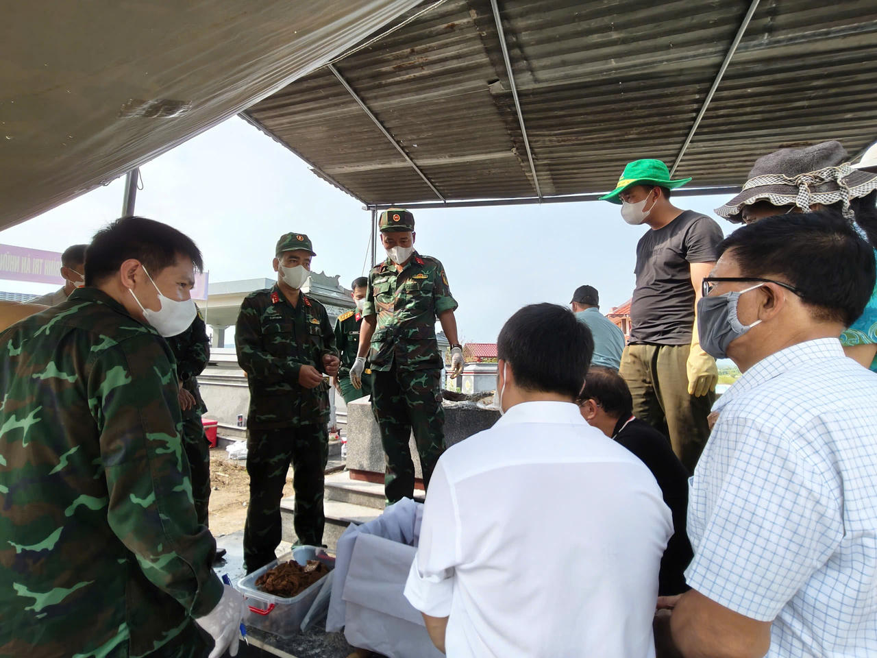 Khai quật, cất bốc ngôi mộ có 17 hài cốt liệt sĩ tại Đà Nẵng