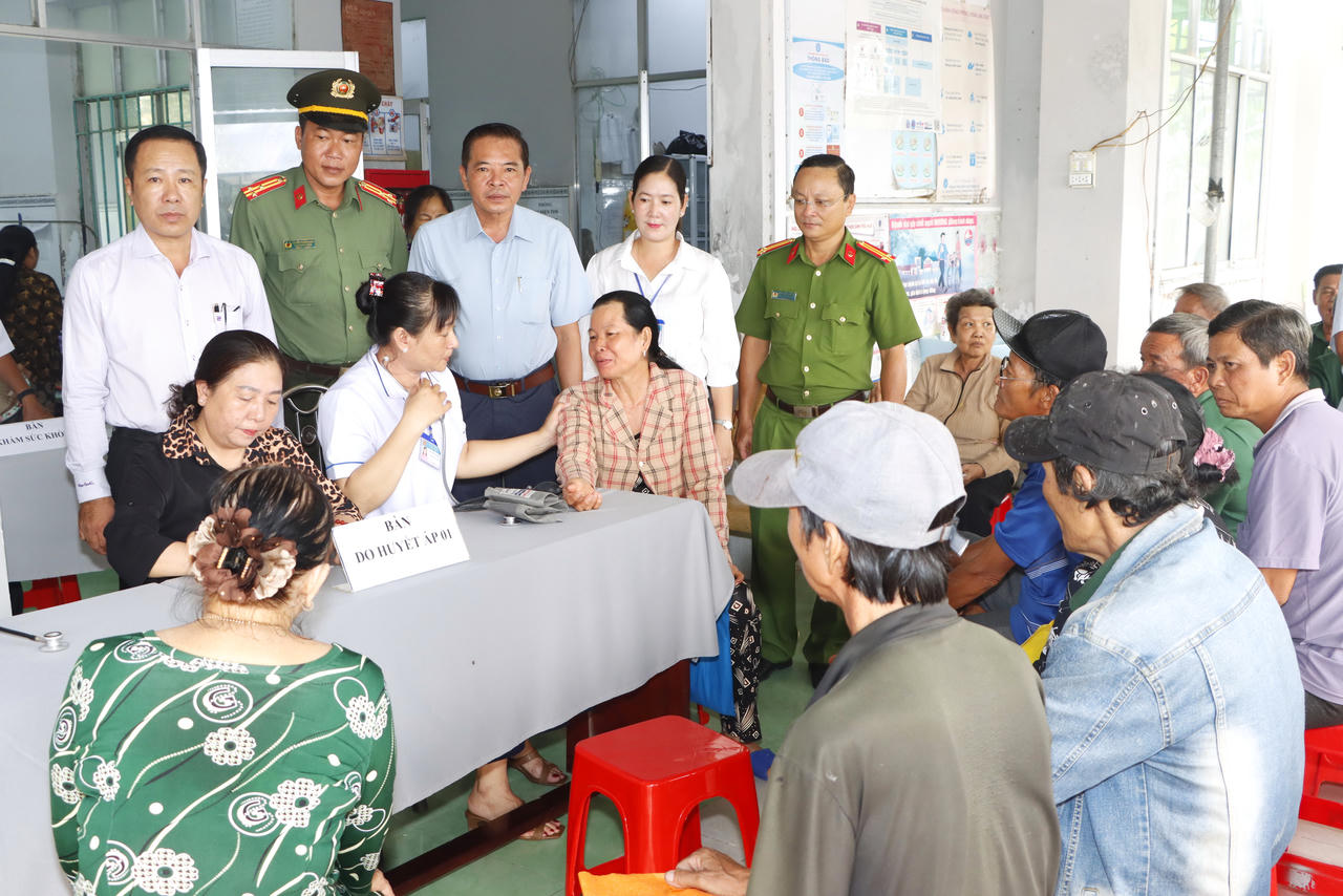 Lãnh đạo xã Phong Hiệp quan tâm, theo dõi công tác khám sức khỏe định kỳ, khám sàng lọc cho người dân trên địa bàn (Ảnh: T.N).
