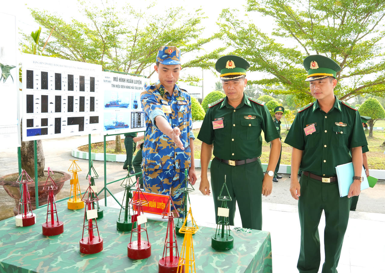 Giới thiệu các mô hình phục vụ công tác huấn luyện chuyên ngành tàu thuyền (Ảnh: H.T).