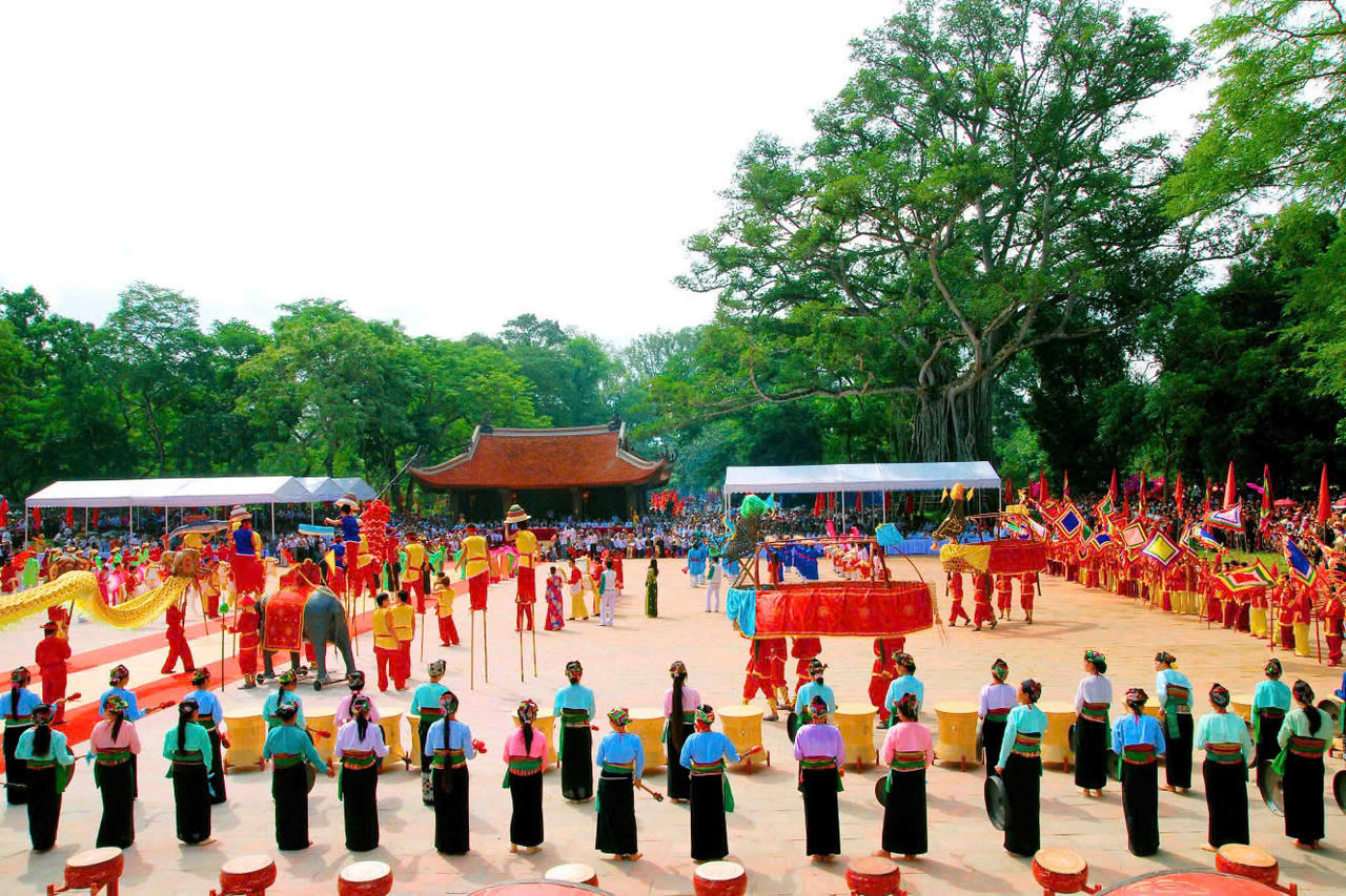 Không gian Lễ hội Lam Kinh với các hoạt động văn hóa, nghệ thuật dân gian đặc sắc (Ảnh: Thiên Ý).