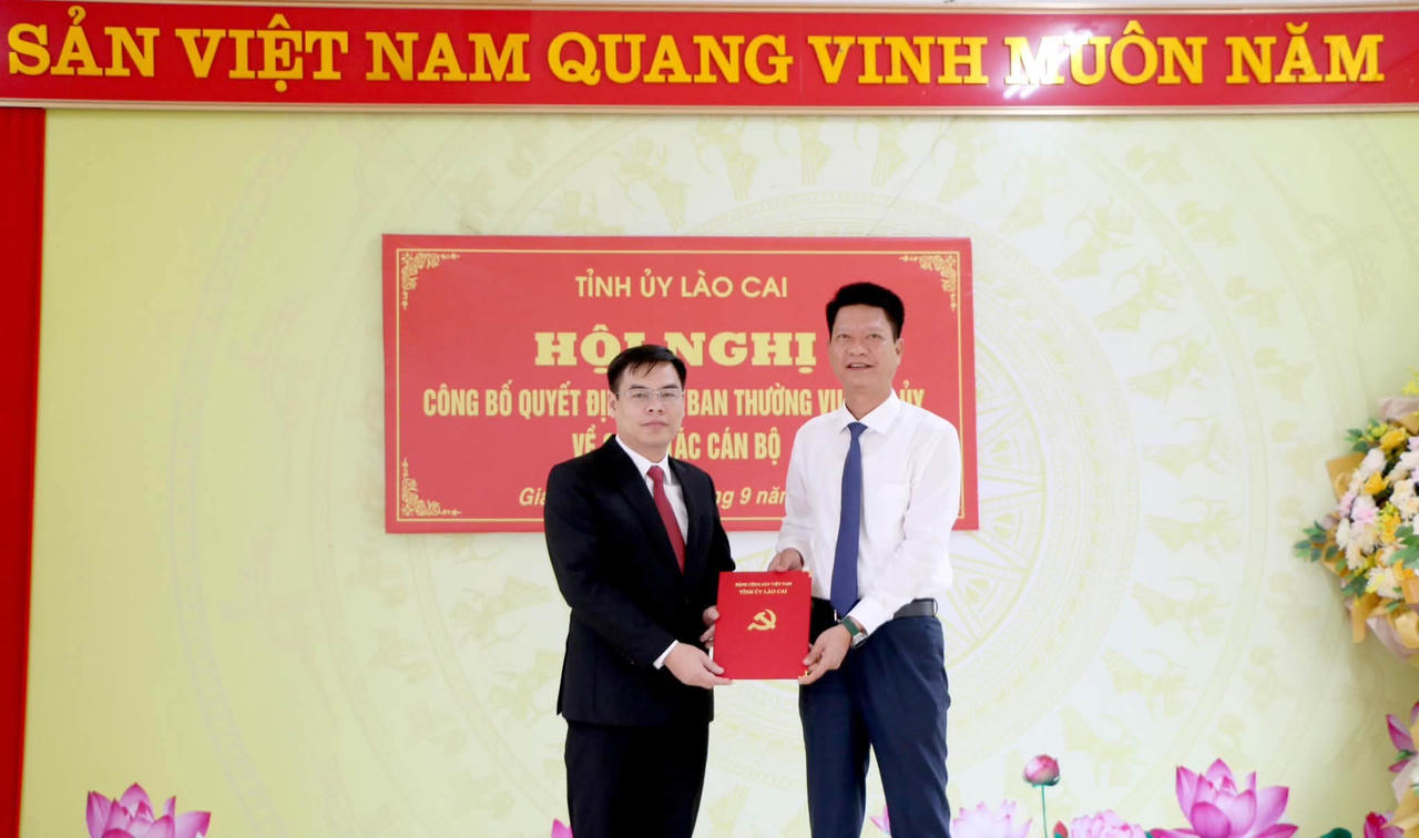 Phó Bí thư Tỉnh ủy Lào Cai Nguyễn Thế Phước trao quyết định cho ông Hà Đức Hải (Ảnh: Tuổi trẻ Lào Cai).
