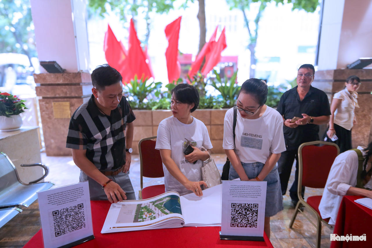 Nhiều người dân quét mã QR để góp ý vào phương án điều chỉnh quy hoạch khu vực hồ Hoàn Kiếm và phụ cận. (Ảnh: hanoimoi.vn)