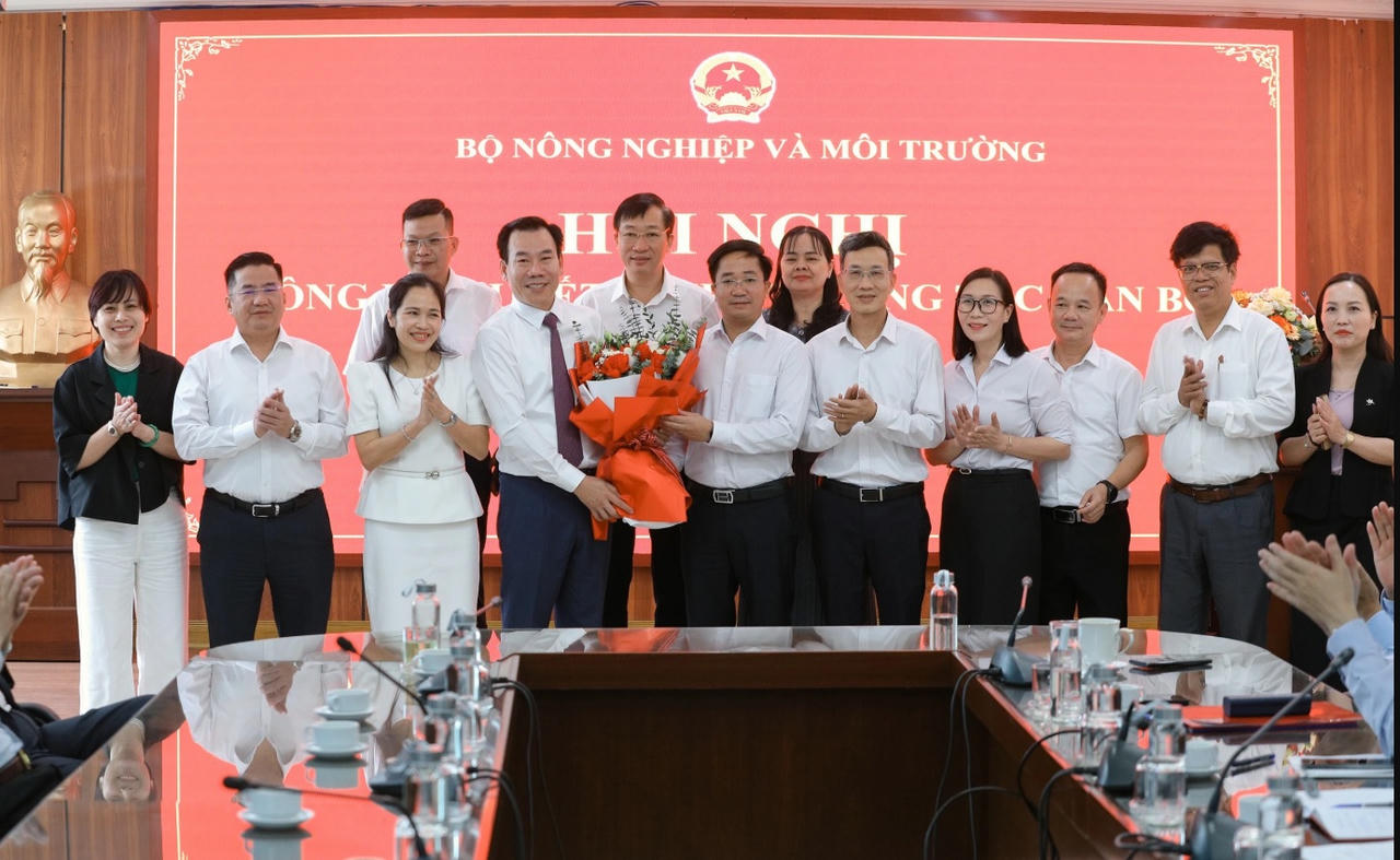 Lãnh đạo các ban, ngành, chi cục của tỉnh Lào Cai tặng hoa chúc mừng ông Dương Đức Huy (Ảnh: Báo Lào Cai).