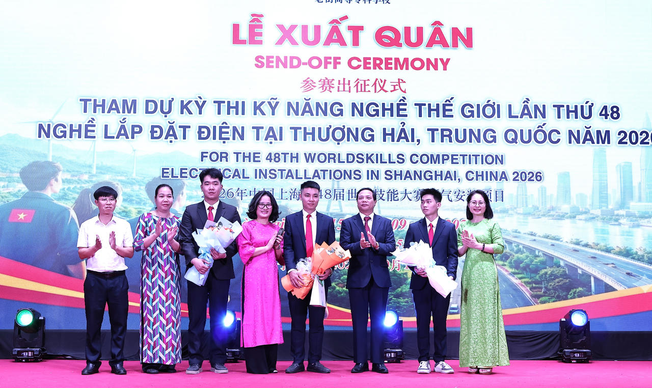 Đại diện các khoa tặng hoa chúc mừng (Ảnh: Hữu Trường).