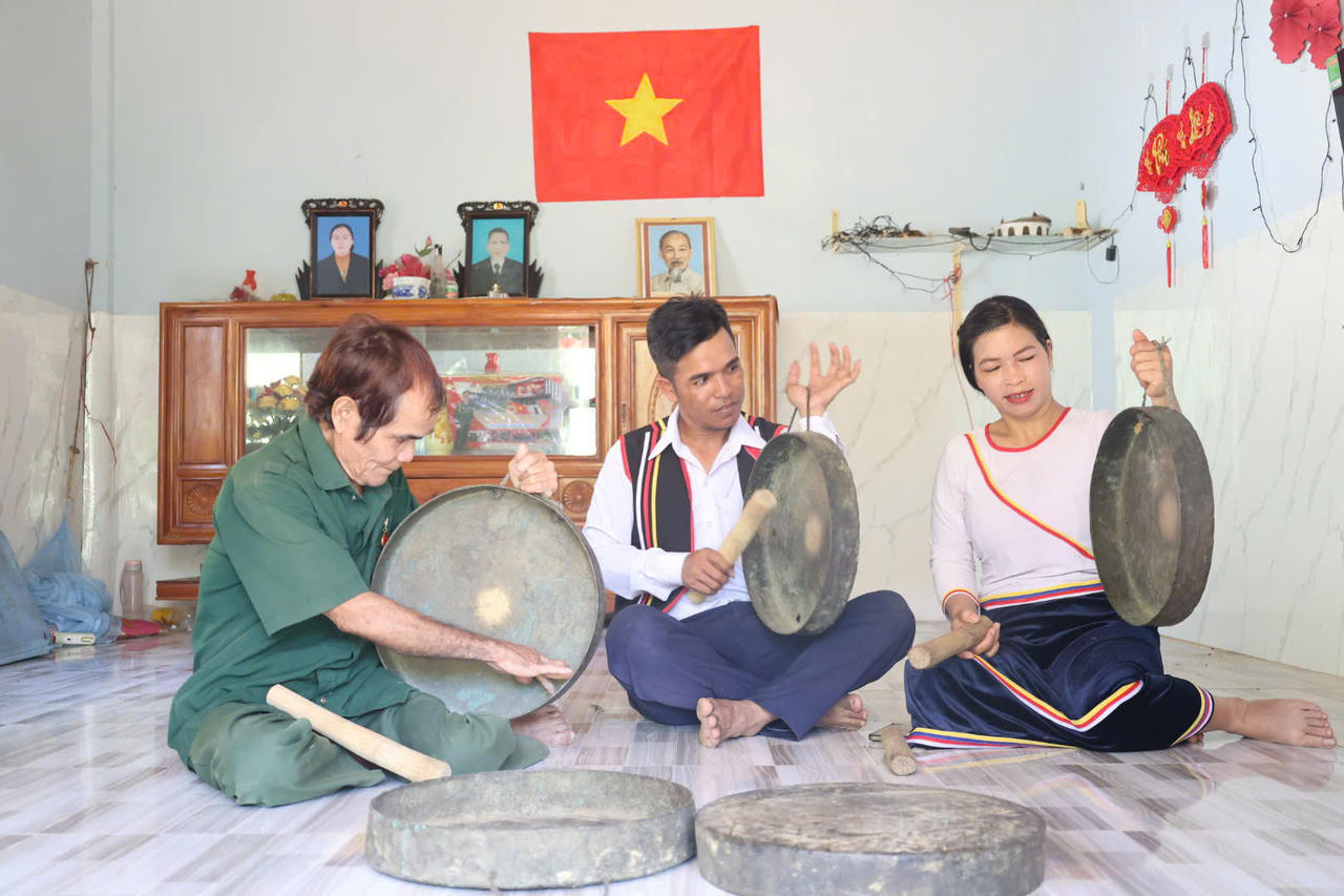Cùng với việc sắp xếp địa bàn dân cư, các xã, phường, đặc khu đã thành lập, kiện toàn tổ chức đảng và nhân sự tại các thôn, tổ dân phố (ảnh Vân Anh)