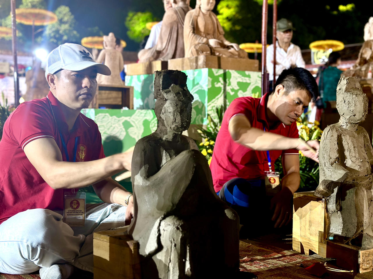 Điểm khác biệt mang tính quyết định tạo nên giá trị trường tồn cho những bức tượng tại làng nghề điêu khắc sơn mỹ nghệ Sơn Đồng chính là phương pháp làm khô tác phẩm. Ảnh: Ngọc Nga