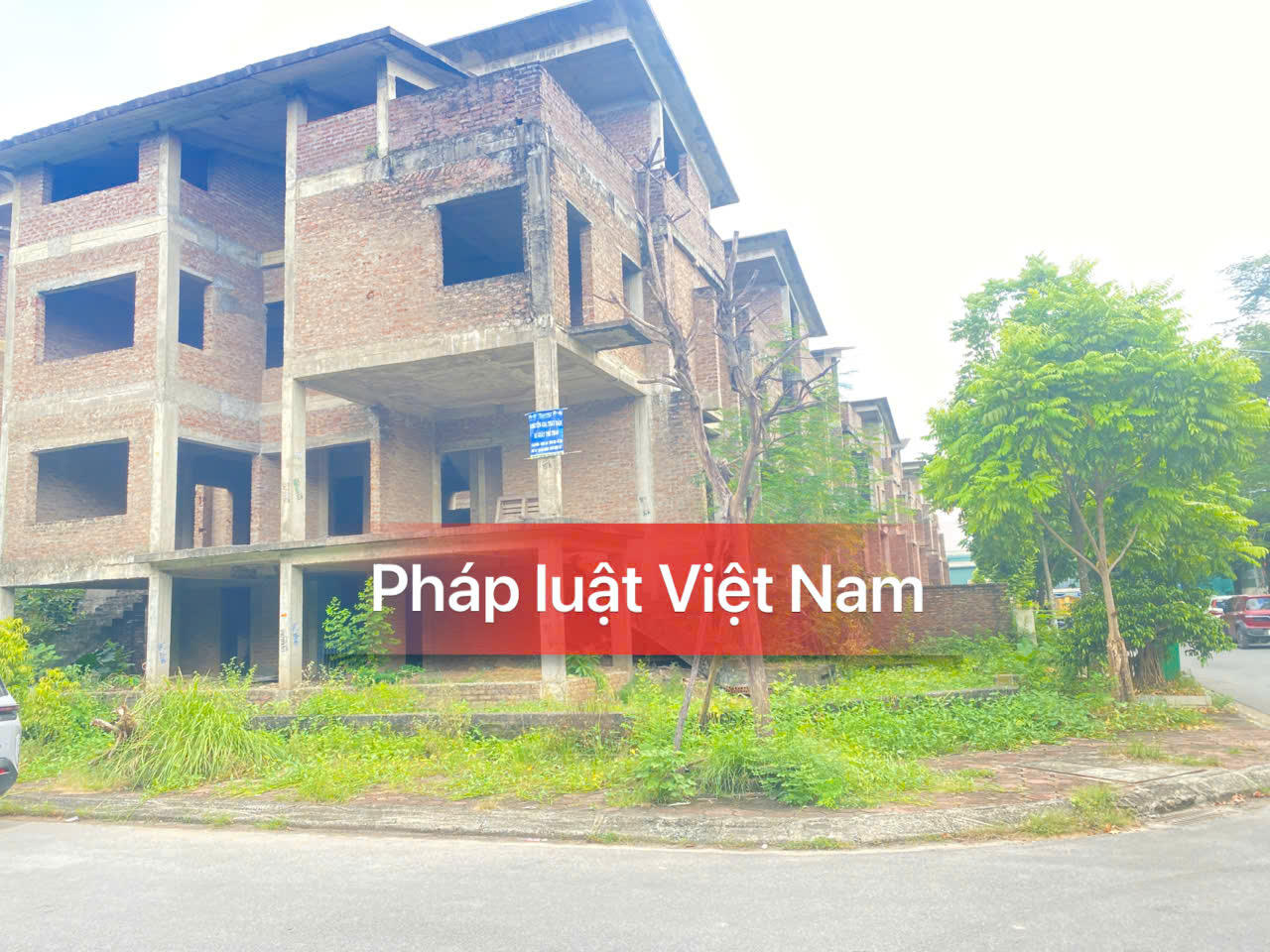Một dãy nhà liền kề bỏ trống cho thấy bài toán phát triển nhà ở không chỉ nằm ở số lượng dự án, mà còn ở hiệu quả khai thác nguồn lực và khả năng đáp ứng nhu cầu thực của thị trường. (Ảnh: Trần Sơn)