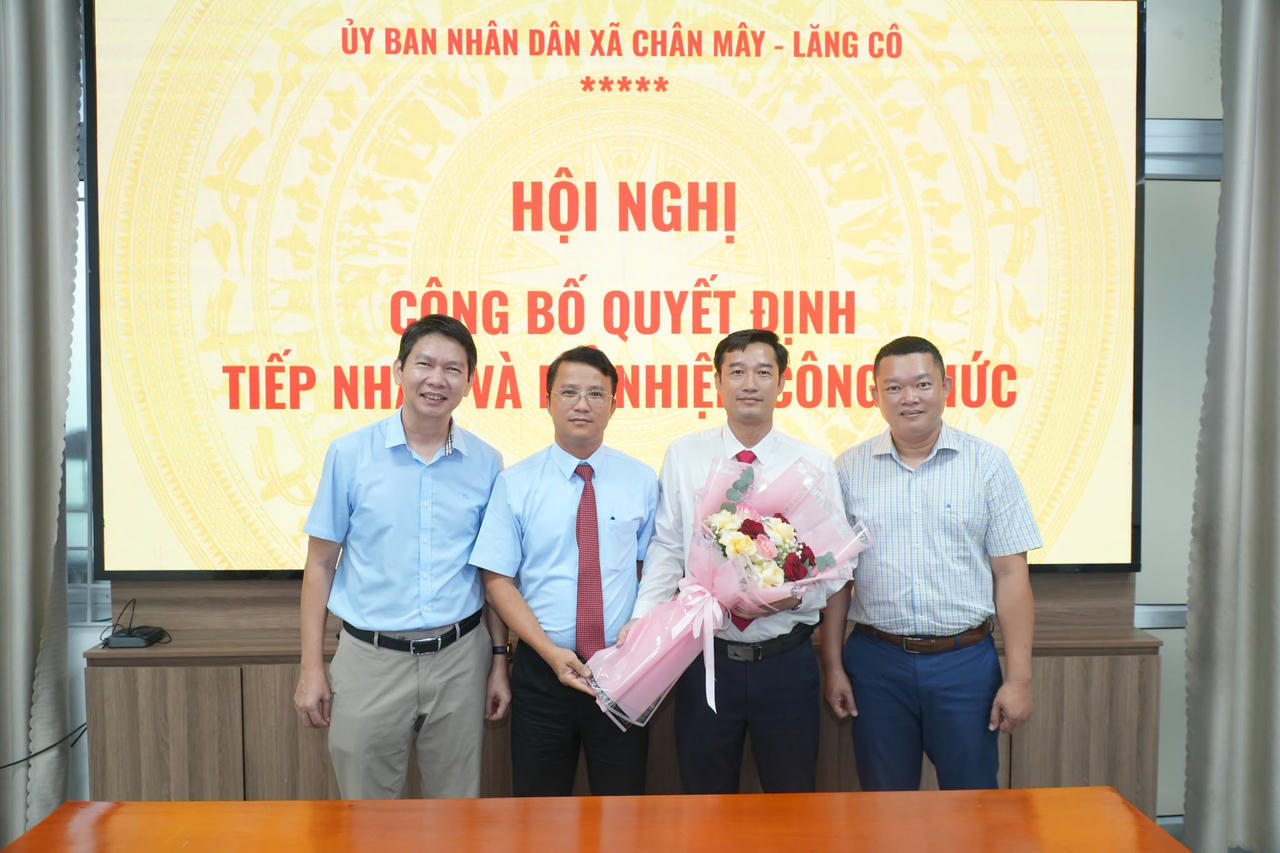Lãnh đạo Ban Quản lý Khu kinh tế, công nghiệp TP Huế tặng hoa chúc mừng ông Dương Văn Sơn nhận nhiệm vụ mới (ảnh Xã Chân Mây - Lăng Cô)